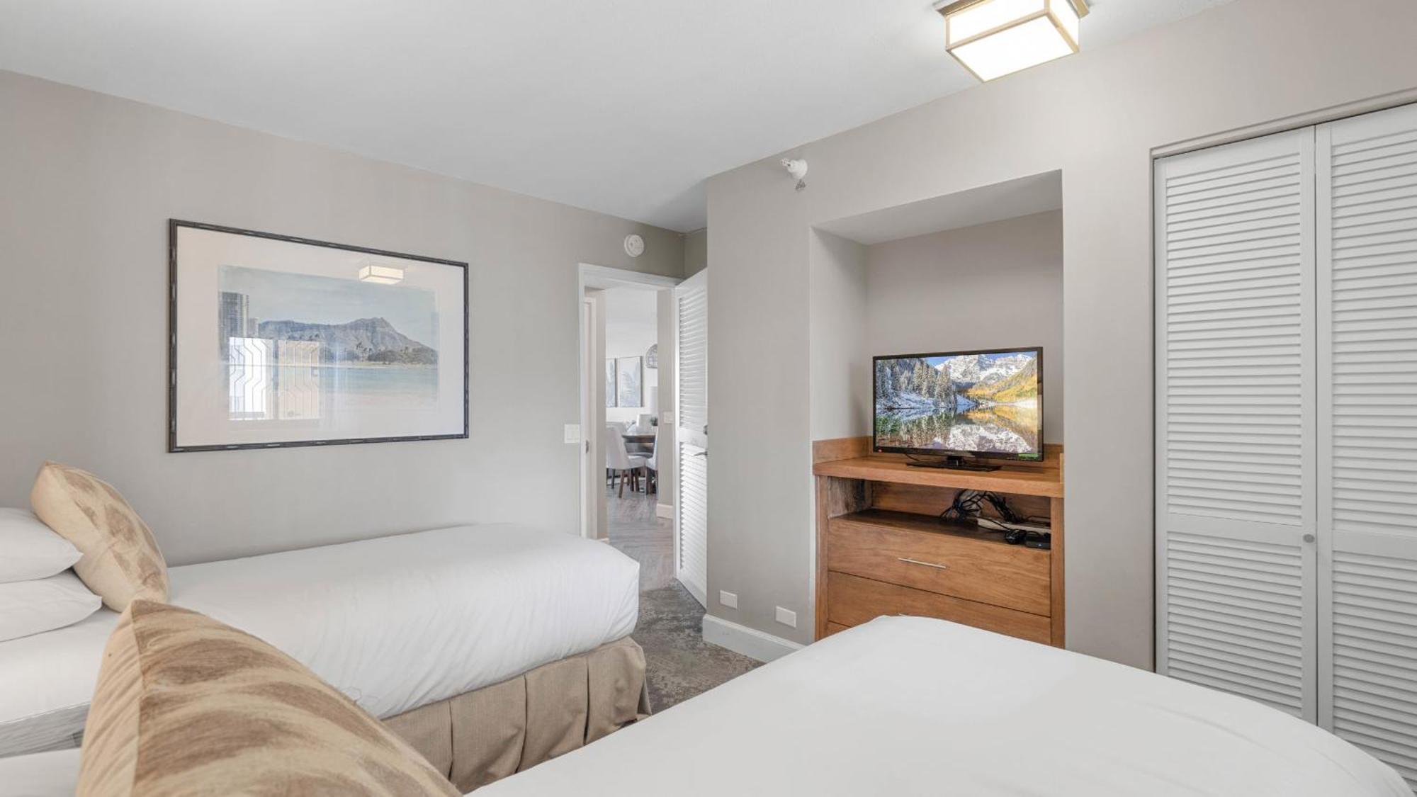 Luxury Oceanfront 2 Bedroom Apartment At Waikiki Beach Tower Хонолулу Екстериор снимка