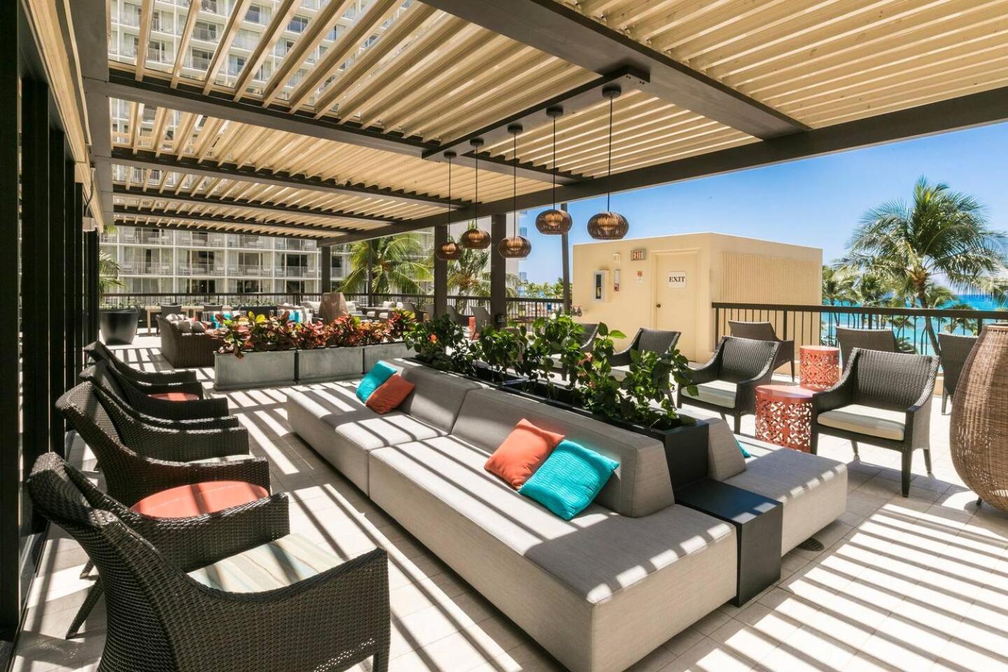 Luxury Oceanfront 2 Bedroom Apartment At Waikiki Beach Tower Хонолулу Екстериор снимка