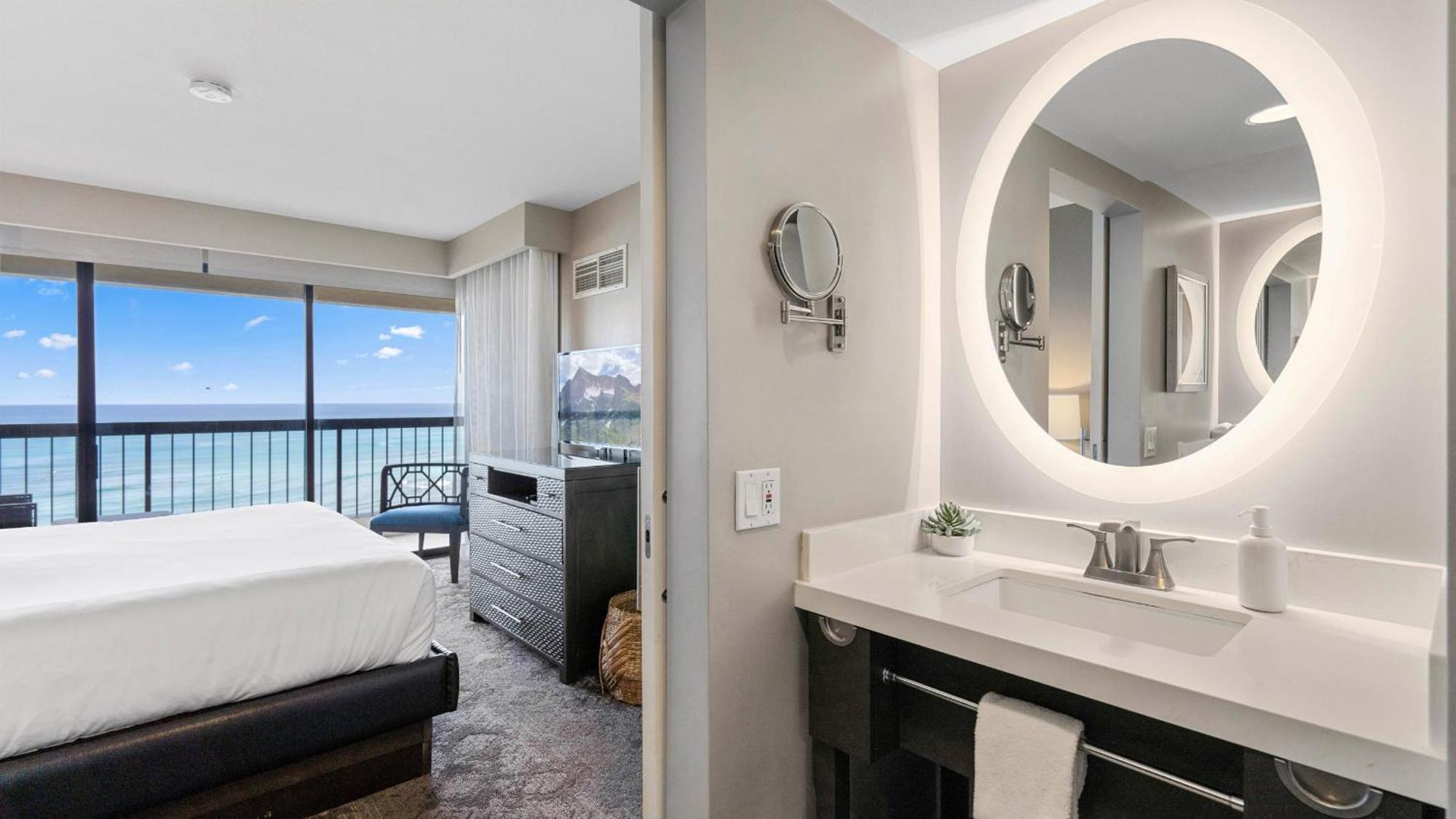 Luxury Oceanfront 2 Bedroom Apartment At Waikiki Beach Tower Хонолулу Екстериор снимка