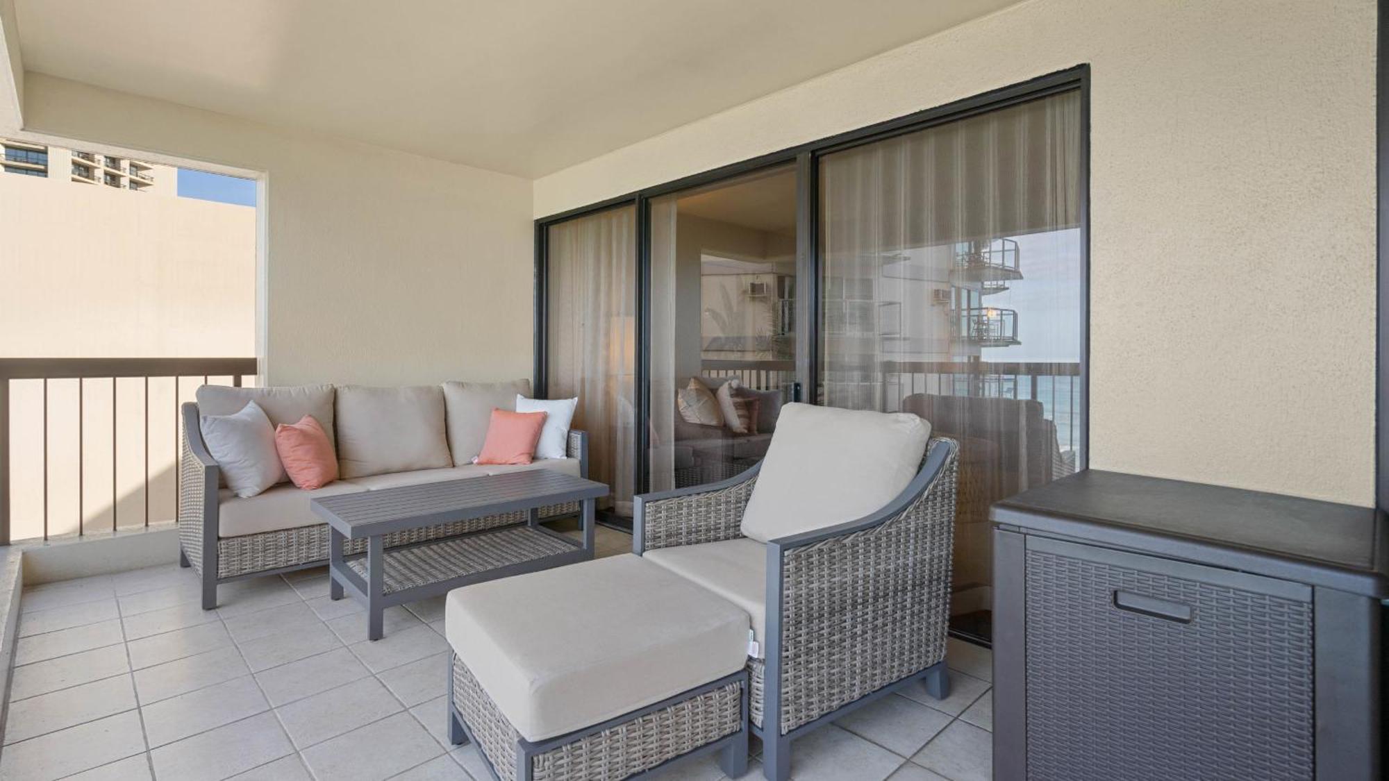 Luxury Oceanfront 2 Bedroom Apartment At Waikiki Beach Tower Хонолулу Екстериор снимка