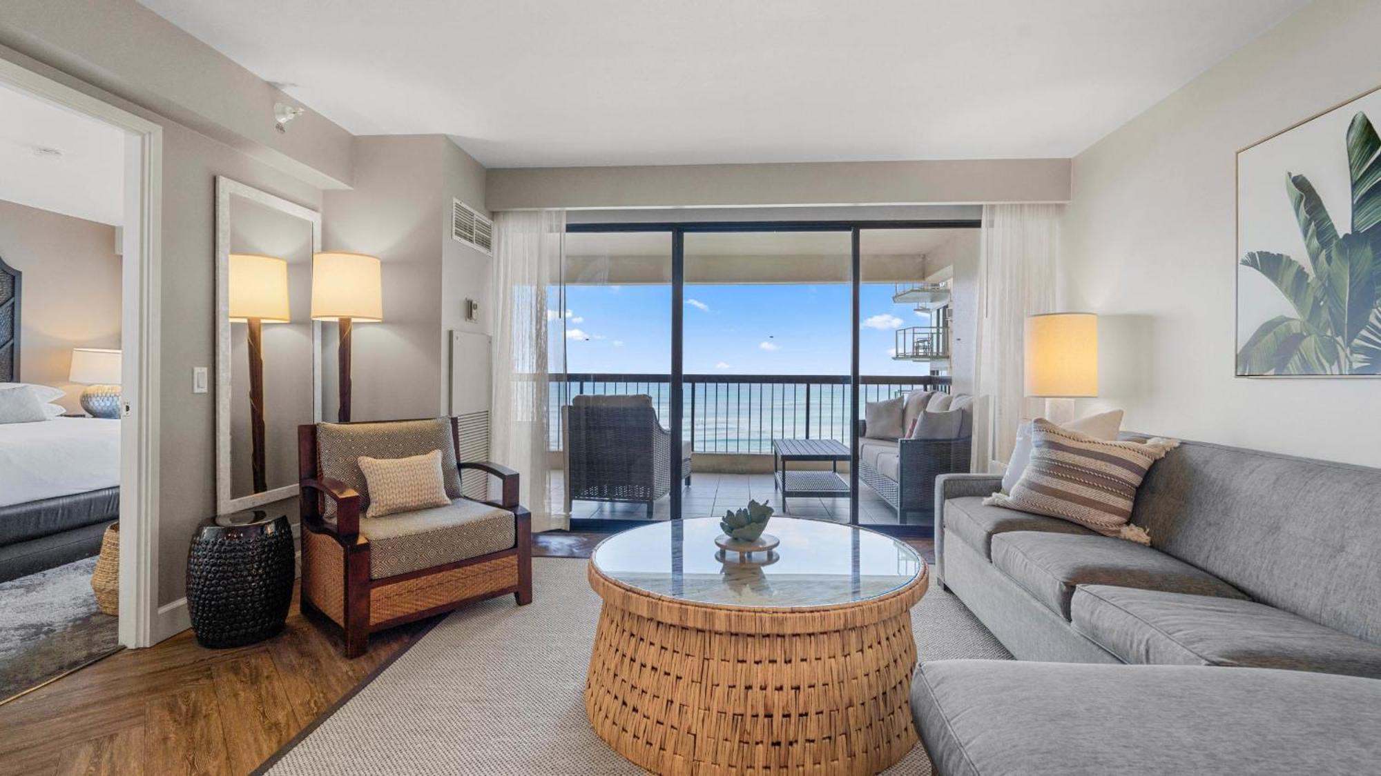 Luxury Oceanfront 2 Bedroom Apartment At Waikiki Beach Tower Хонолулу Екстериор снимка